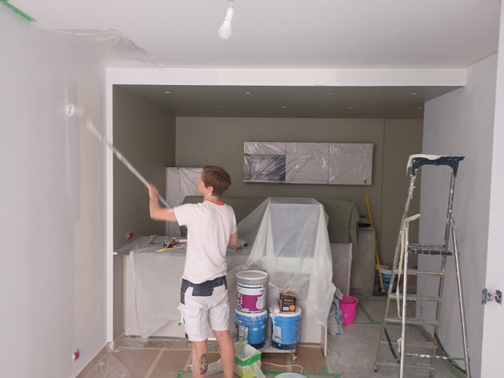 Mise en peinture des murs d’un appartement à La Rochelle