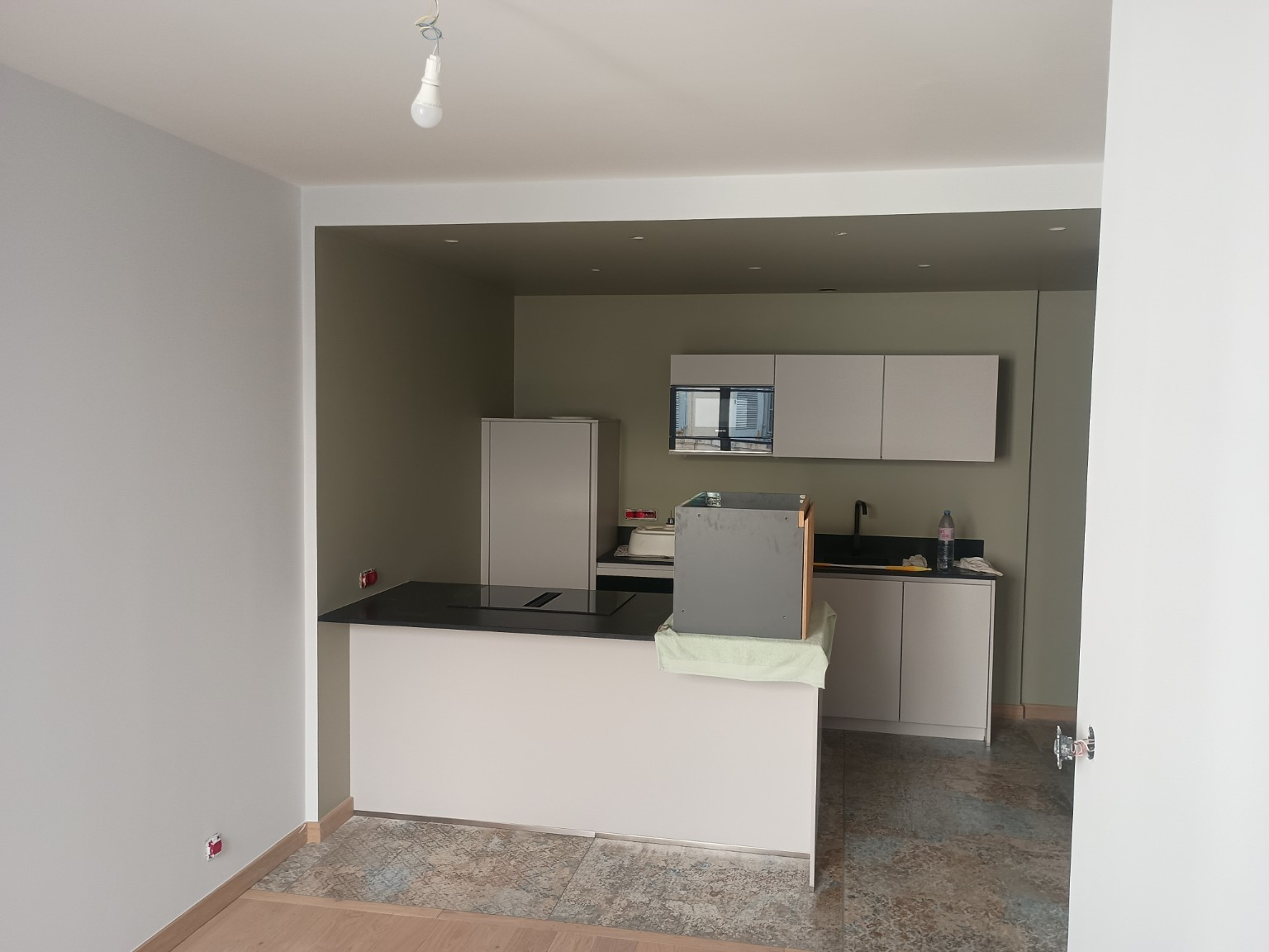 Cuisine après rénovation et mise en peinture à La Rochelle