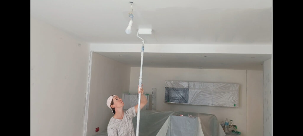 Mise en peinture d’un plafond dans un appartement à La Rochelle