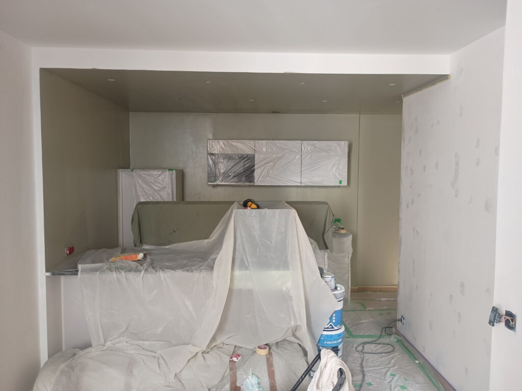 Préparation des murs d’un appartement avant peinture