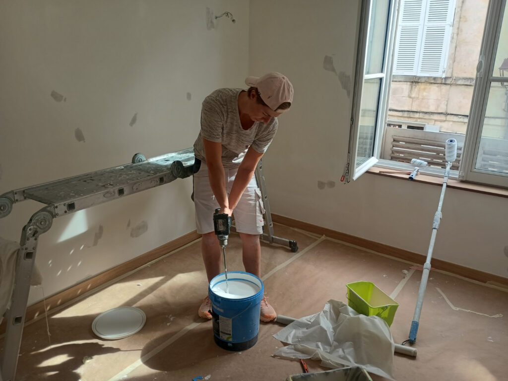 Préparation de la peinture avant mise en peinture d’un appartement à La Rochelle